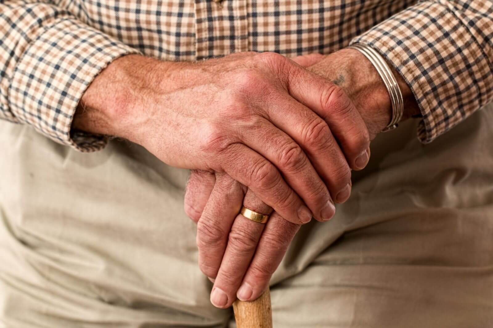 old-hands-on -a-cane