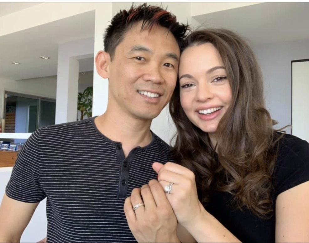 导演温子仁妻子英格丽·比苏在社交媒体上晒出了自己与温子仁戴戒指的照片,还将姓改为了Wan,正式宣布结婚。